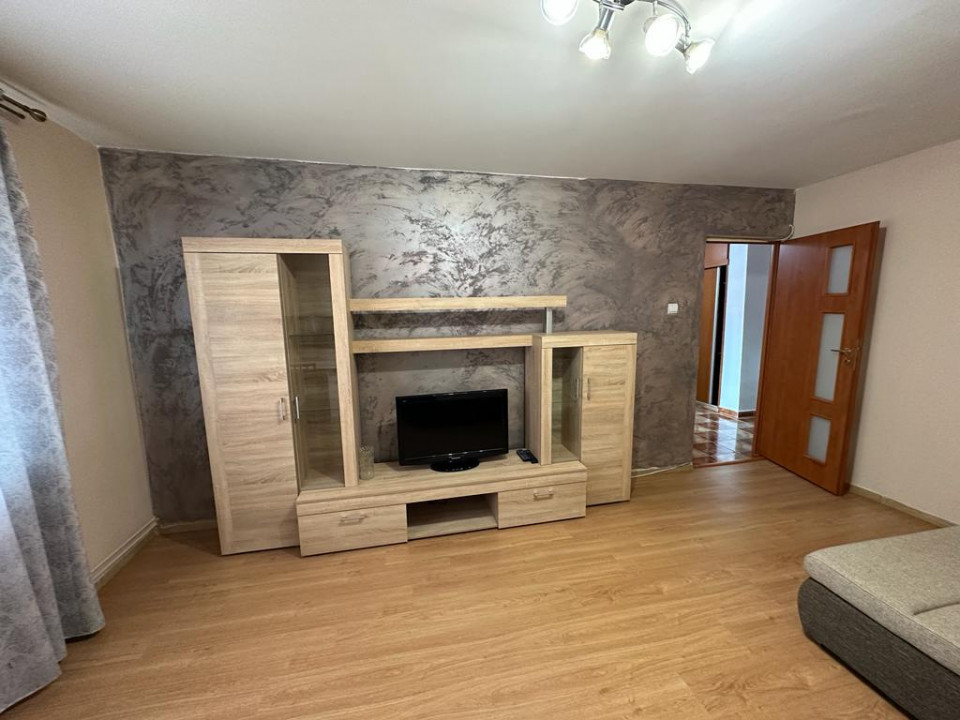 Apartament de inchiriat, compus din 2 camere situat in zona DACIA - INTERSECTIE