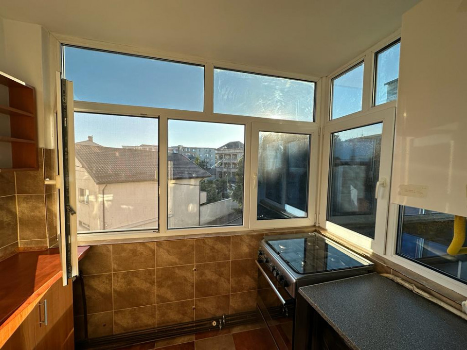 Apartament de inchiriat, compus din 2 camere situat in zona DACIA - INTERSECTIE