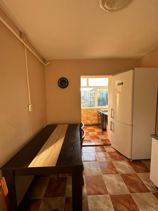 Apartament de inchiriat, compus din 2 camere situat in zona DACIA - INTERSECTIE