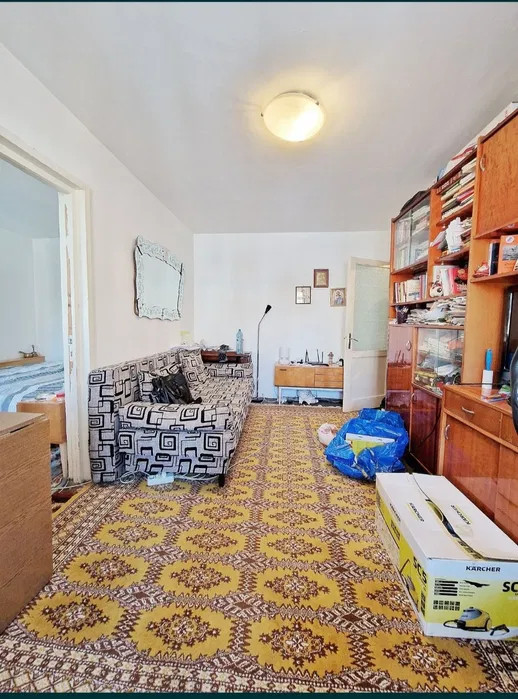 Apartament 2 camere semidecomandate in zona Casa Cultura