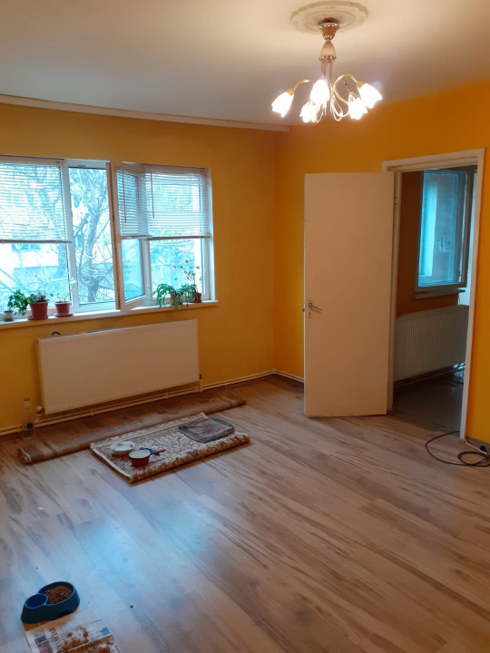 Apartament 2 camere semidecomandate in zona Casa Cultura