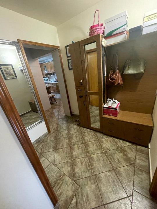 apartament cu  3 camere decomandate confort 0, la TROCADERO, etaj 1