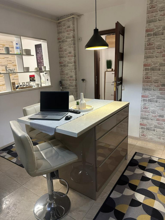 Apartament cu 3 camere decomandate in zona POARTA 6