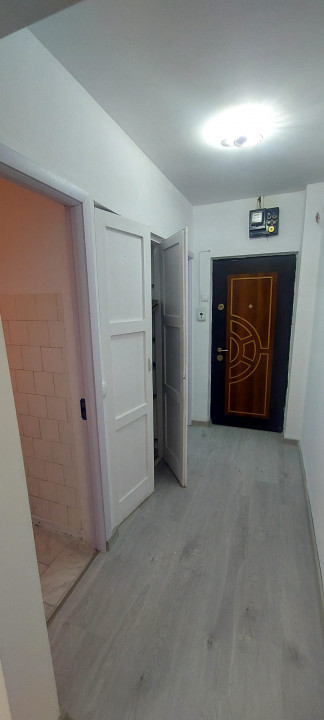 Apartament 3 camere semidecomandate in zona Groapa - Scoala 8