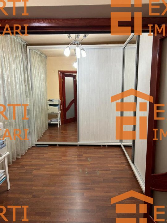 Apartament 4 camere situat in zona CAPITOL