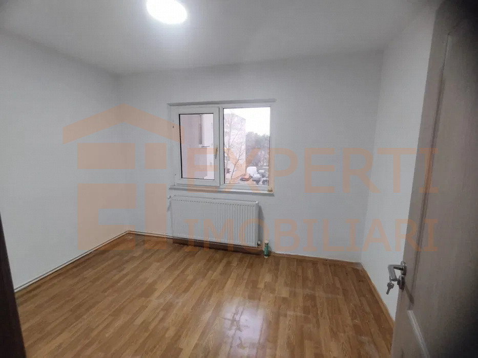Apartament 3 camere situat in zona CET
