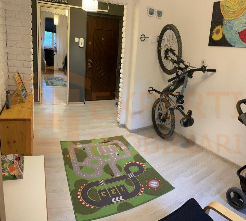 Apartament 2 camere transformat in 3 camere situat in zona DACIA