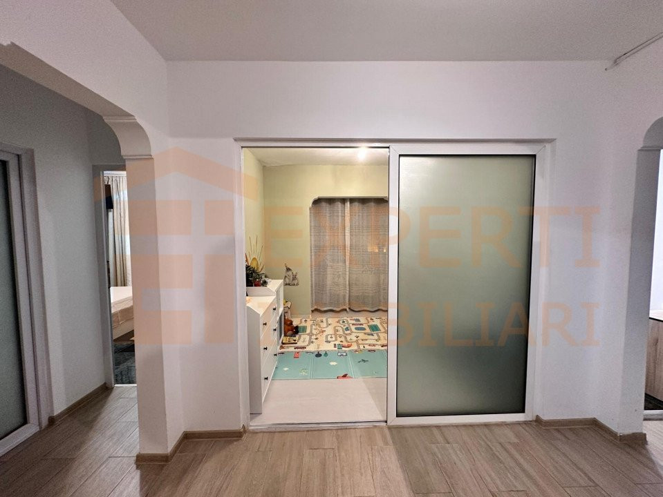 Apartament 4 camere situat in zona FAR