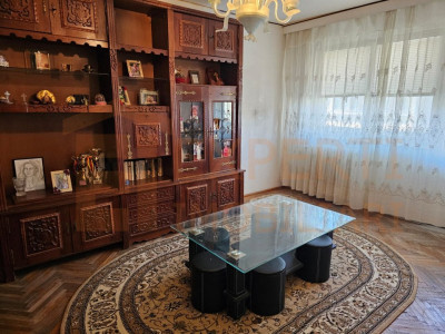 Apartament 3 camere situat in zona CENTRU