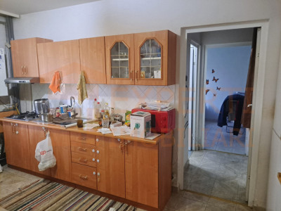 Apartament 2 camere transformat in 3 camere situat in zona Abator