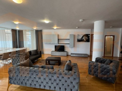 Apartament 4 camere situat in zona Centru