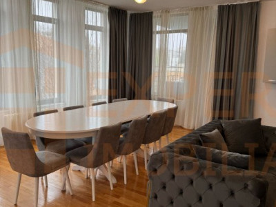 Apartament 4 camere situat in zona Centru