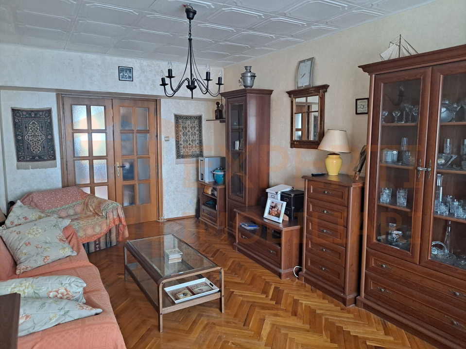 Apartament 4 camere zona Trocadero