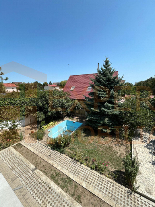 Povestea unei case la doar 200 m de valuri, cu piscină și terasă panoramică