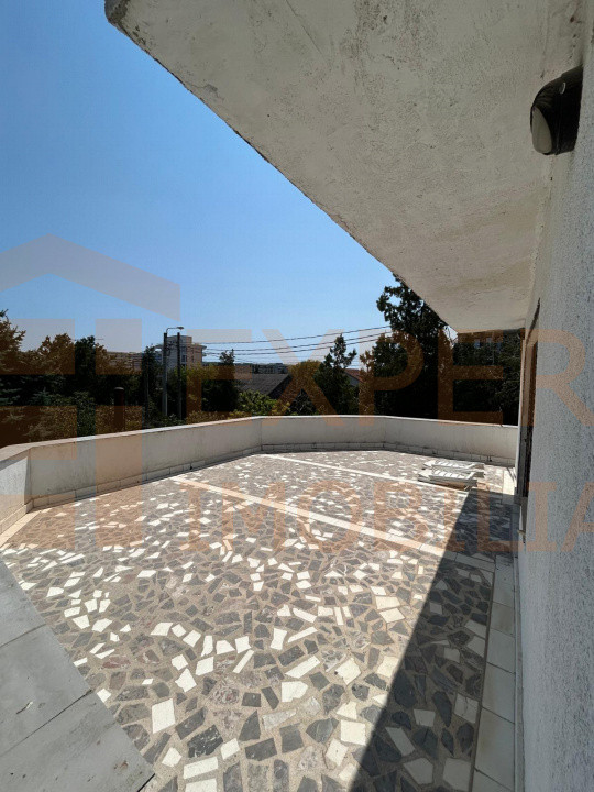 Povestea unei case la doar 200 m de valuri, cu piscină și terasă panoramică