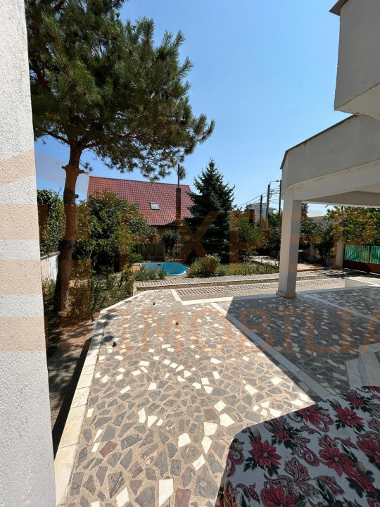 Povestea unei case la doar 200 m de valuri, cu piscină și terasă panoramică