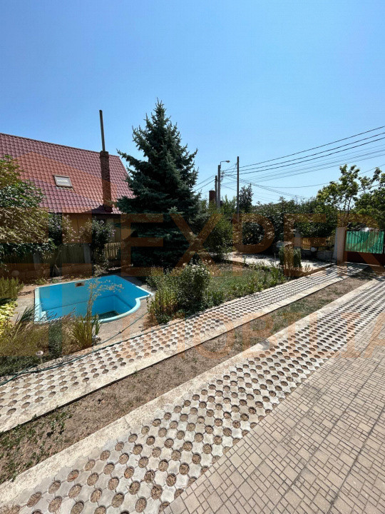 Povestea unei case la doar 200 m de valuri, cu piscină și terasă panoramică