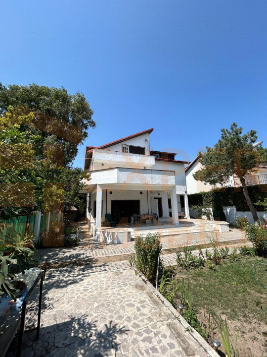 Povestea unei case la doar 200 m de valuri, cu piscină și terasă panoramică