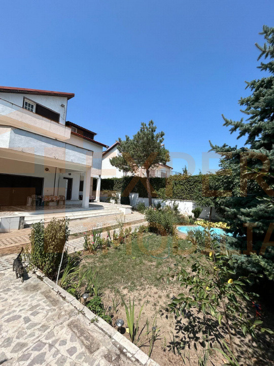 Povestea unei case la doar 200 m de valuri, cu piscină și terasă panoramică