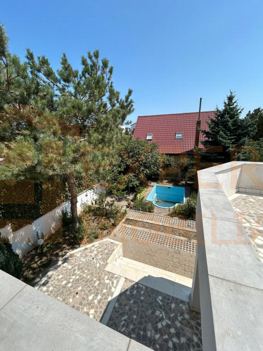 Povestea unei case la doar 200 m de valuri, cu piscină și terasă panoramică