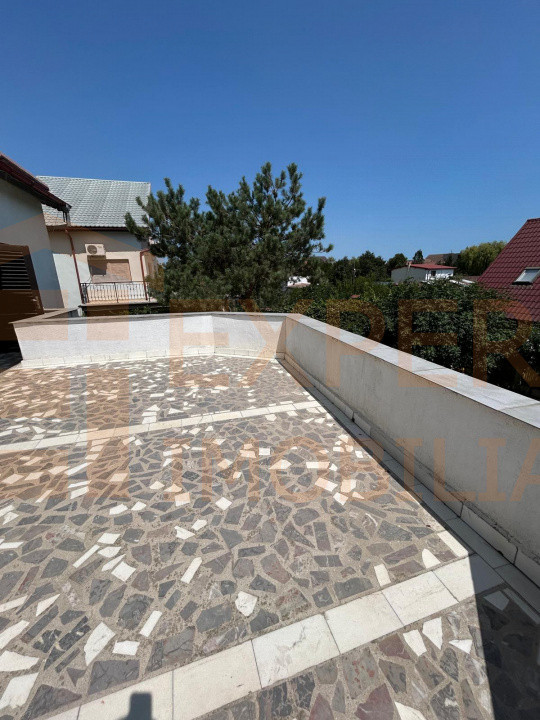 Povestea unei case la doar 200 m de valuri, cu piscină și terasă panoramică
