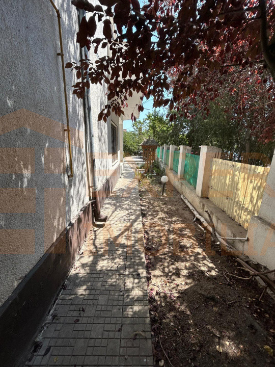 Povestea unei case la doar 200 m de valuri, cu piscină și terasă panoramică