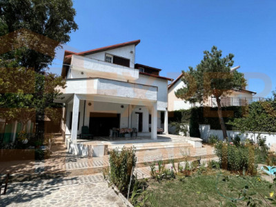 Povestea unei case la doar 200 m de valuri, cu piscină și terasă panoramică
