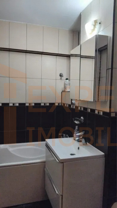 Apartament 2 camere decomandat zona Trocadero 