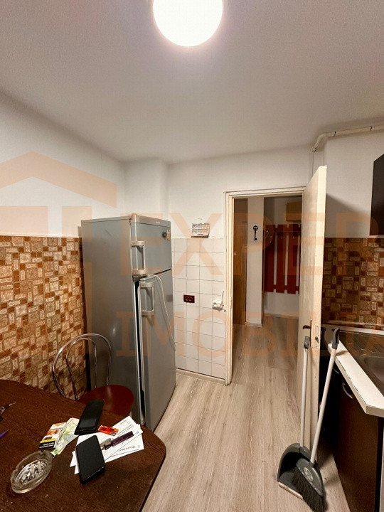 Apartament 2 camere de vanzare - zona Dacia Constanta 