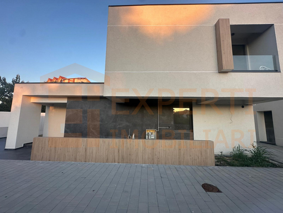Vila deosebita de vanzare - zona Mamaia Nord pe malul lacului 