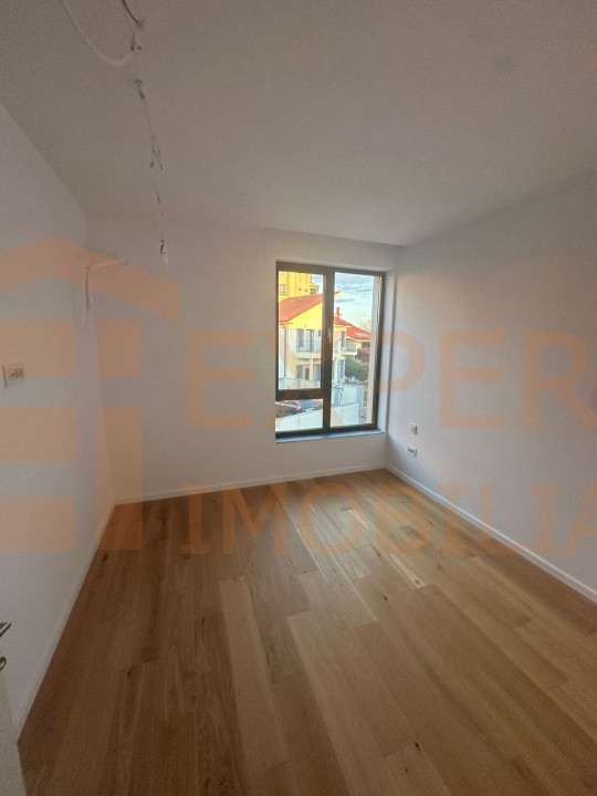 Vila deosebita de vanzare - zona Mamaia Nord pe malul lacului 