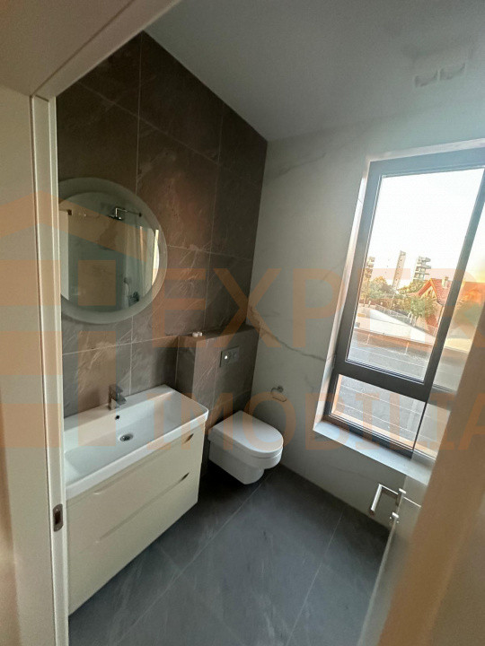 Vila deosebita de vanzare - zona Mamaia Nord pe malul lacului 