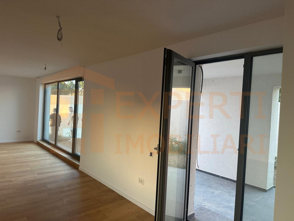 Vila deosebita de vanzare - zona Mamaia Nord pe malul lacului 