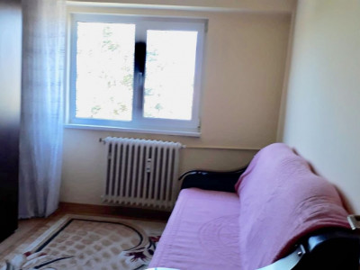 Apartament cu 3 camere  în zona Brotacei