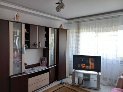 Apartament cu 3 camere  în zona Brotacei